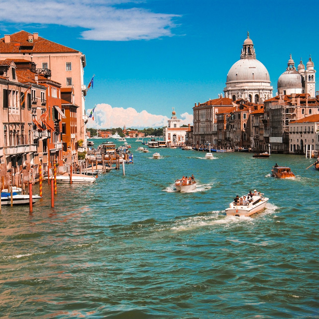 beautiful-lake-city-in-venice
